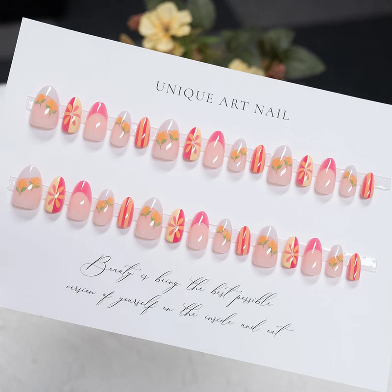 Künstlerisches, blumeninspiriertes Press-On-Nagelset