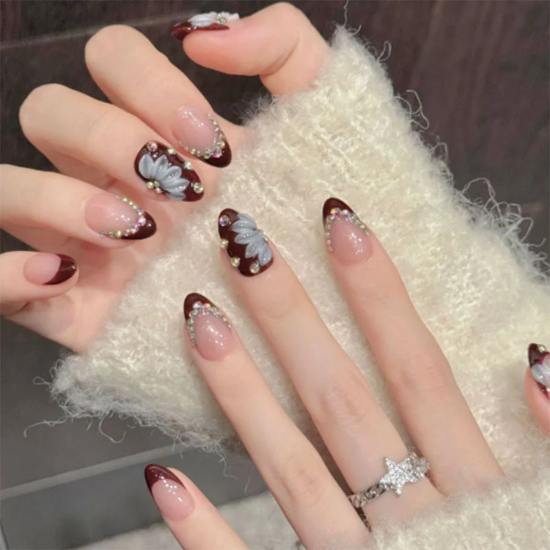 Künstlerisches, floral verziertes Press-On-Nagelset