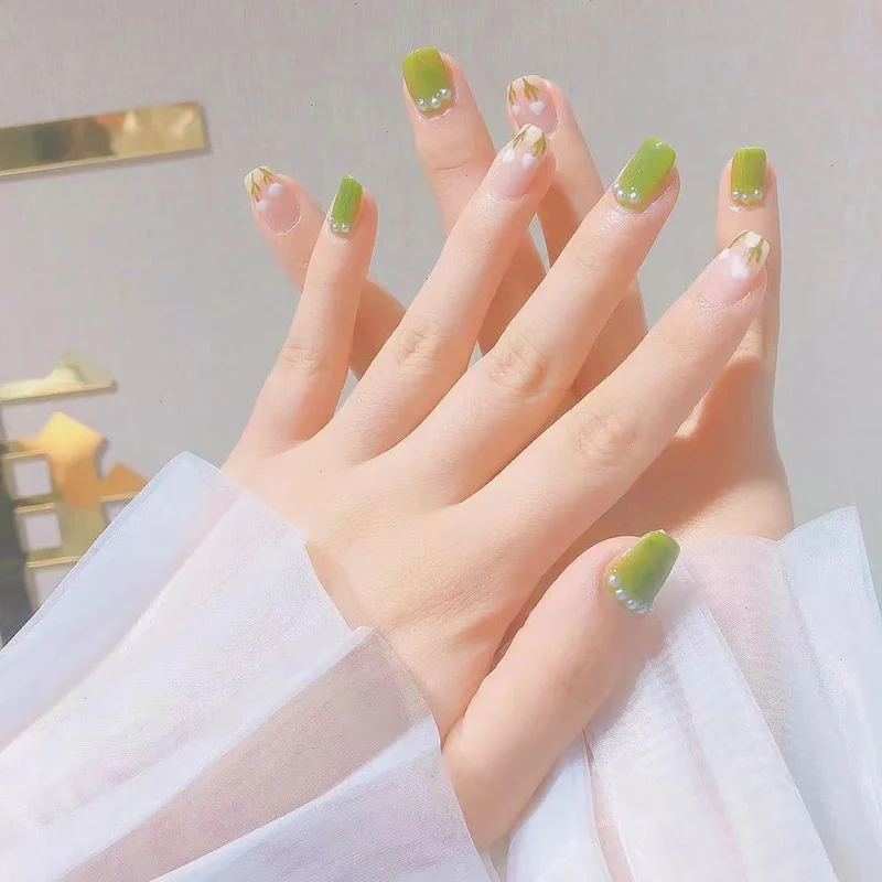 Künstlerisches Florales Acryl-Nageldesign