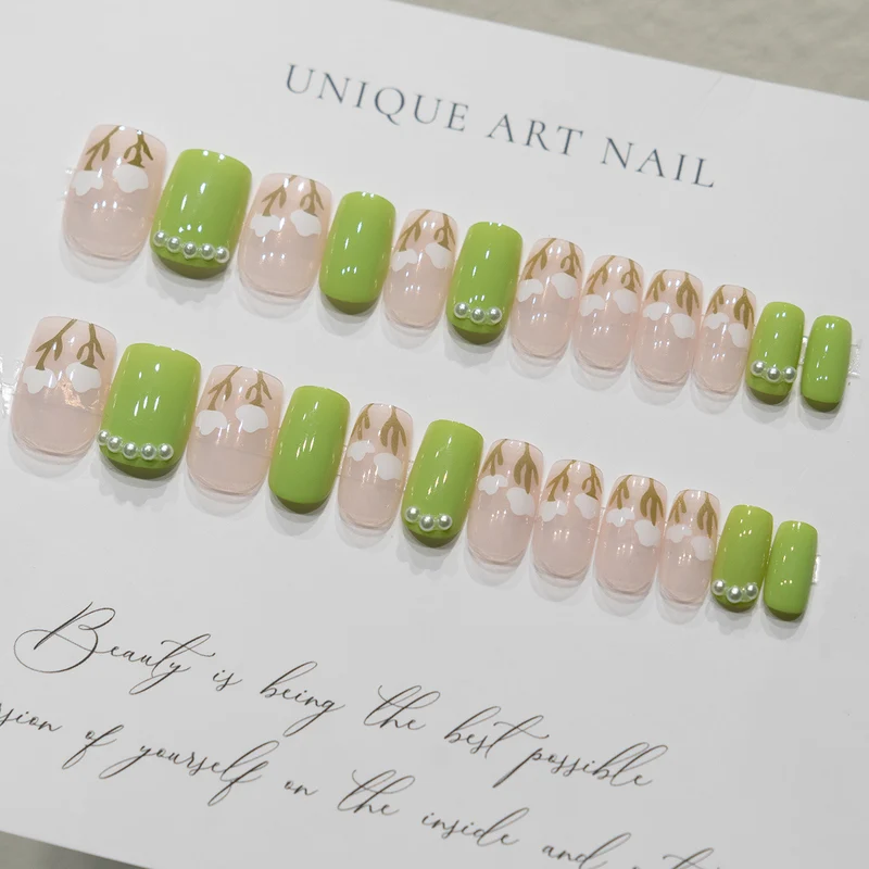 Künstlerisches Florales Acryl-Nageldesign