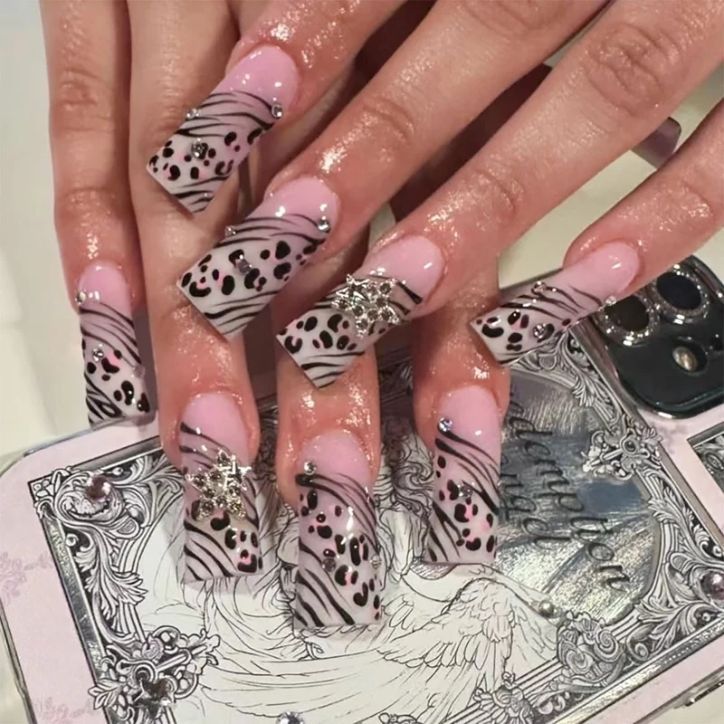 Künstlerisches Design Press-On Nägel mit Glitterakzenten