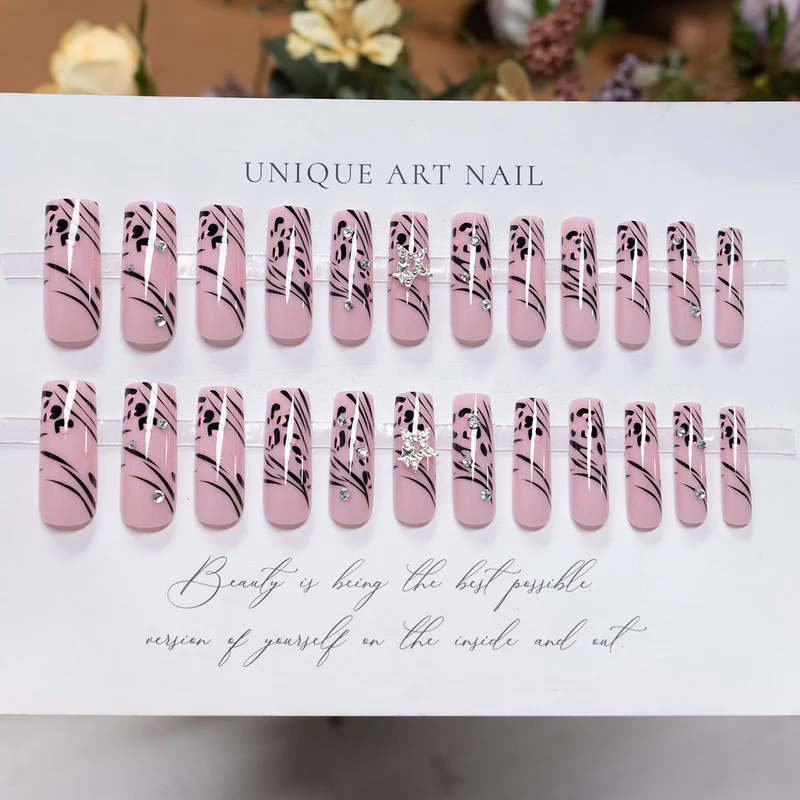 Künstlerisches Design Press-On Nägel mit Glitterakzenten