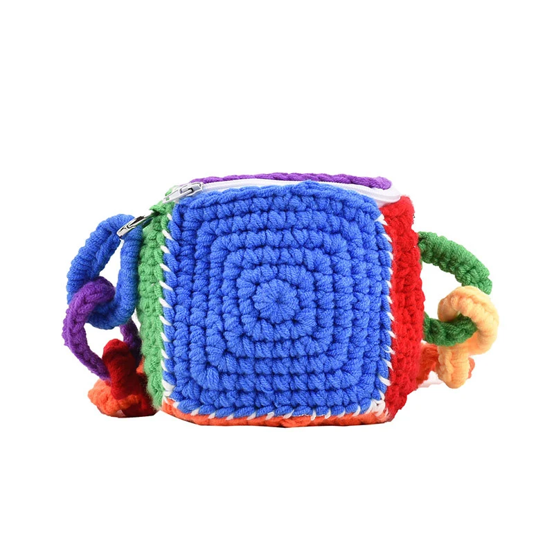 Farbenfrohe geometrische gehäkelte Mini-Crossbody-Tasche