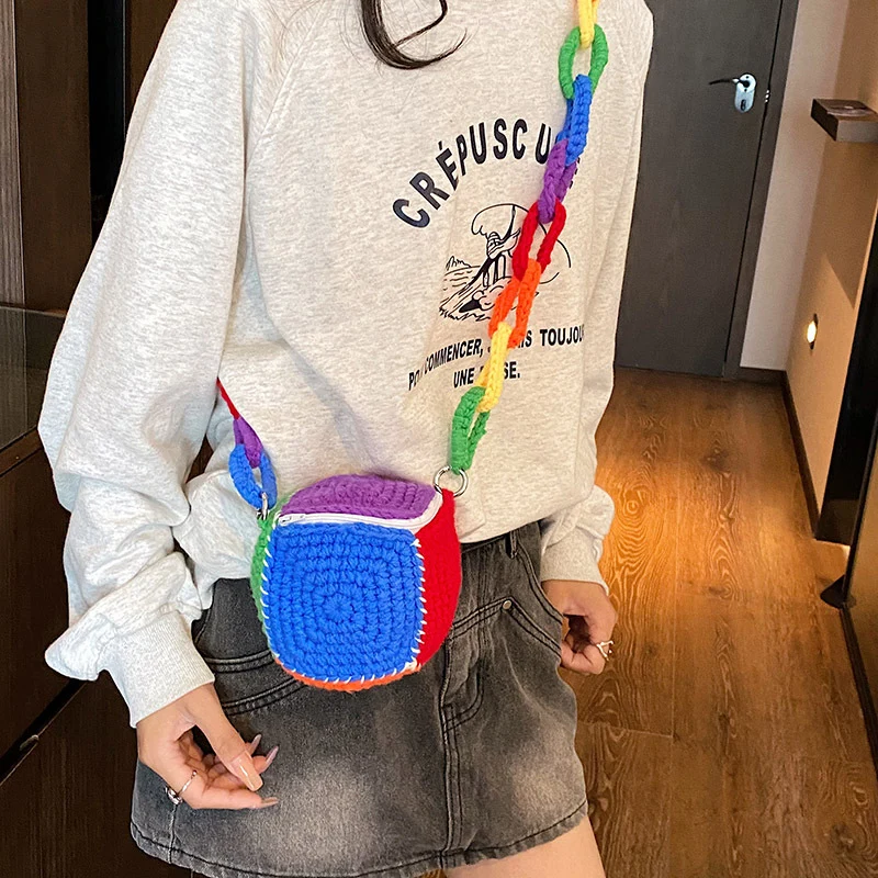 Farbenfrohe geometrische gehäkelte Mini-Crossbody-Tasche