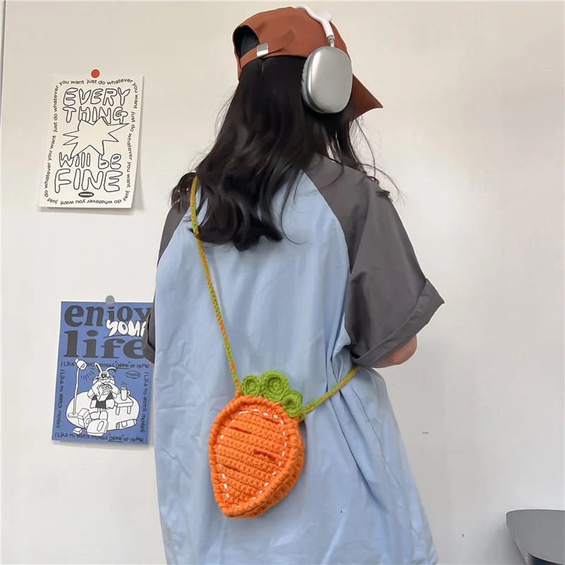 Karottenförmige Häkelmini-Tasche