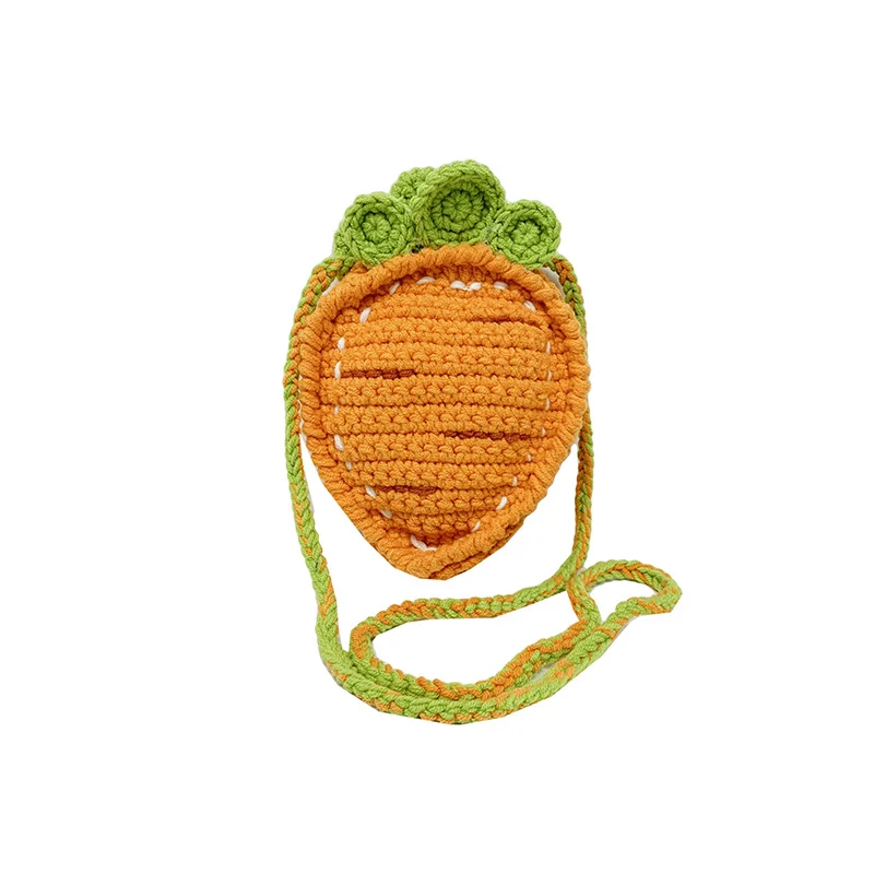 Karottenförmige Häkelmini-Tasche