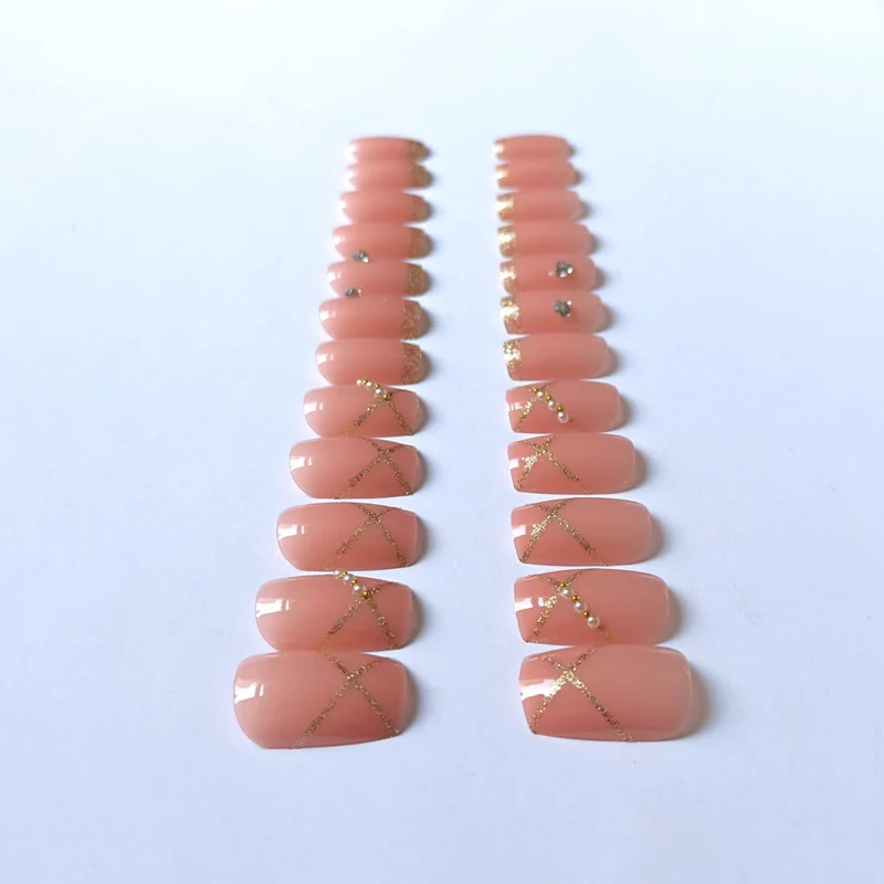 Elegante mit Strass verzierten Nagelkunst