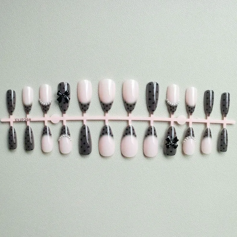 Elegantes Nagelkunst-Set mit Schleifenverzierungen