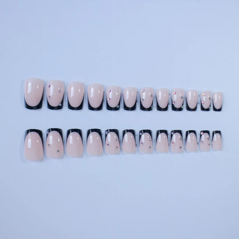 Elegantes Nagelkunst-Design-Set mit Strass-Akzenten