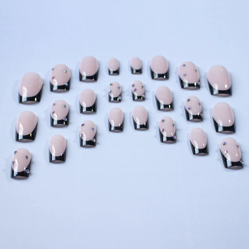 Elegantes Nagelkunst-Design-Set mit Strass-Akzenten