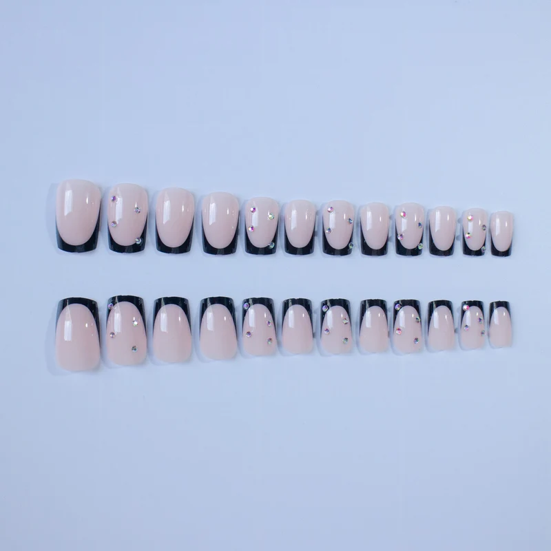 Elegantes Nagelkunst-Design-Set mit Strass-Akzenten