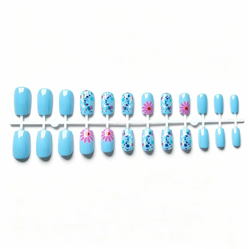 Blumenverziertes Nagelkunst-Set