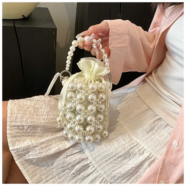 Perlenverzierte Mini-Tasche