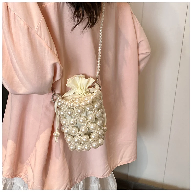 Perlenverzierte Mini-Tasche