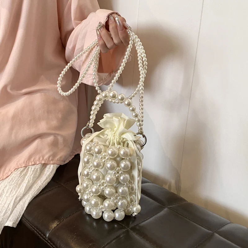Perlenverzierte Mini-Tasche