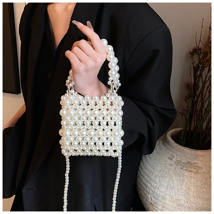 Perlenverzierte Handtasche