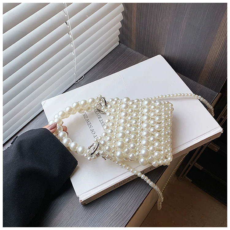 Perlenverzierte Handtasche