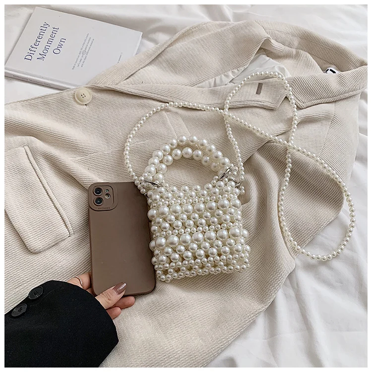 Perlenverzierte Handtasche