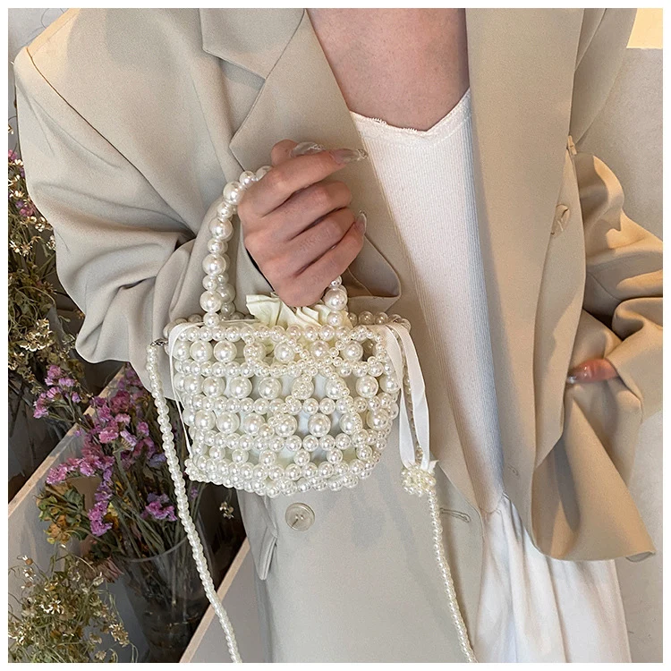 Perlenverzierte Abendtasche