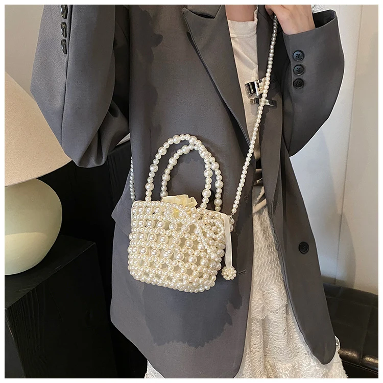Perlenverzierte Abendtasche