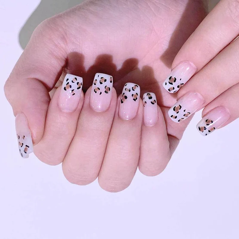 Elegante Leopardenmuster-Nagelkunst