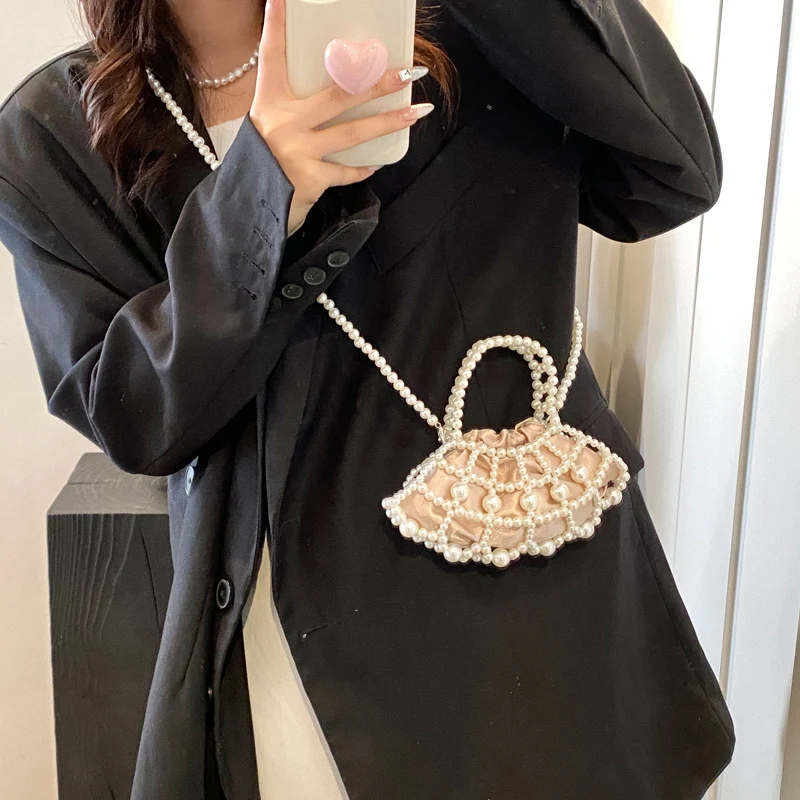 Perlenverzierte Abend-Clutch