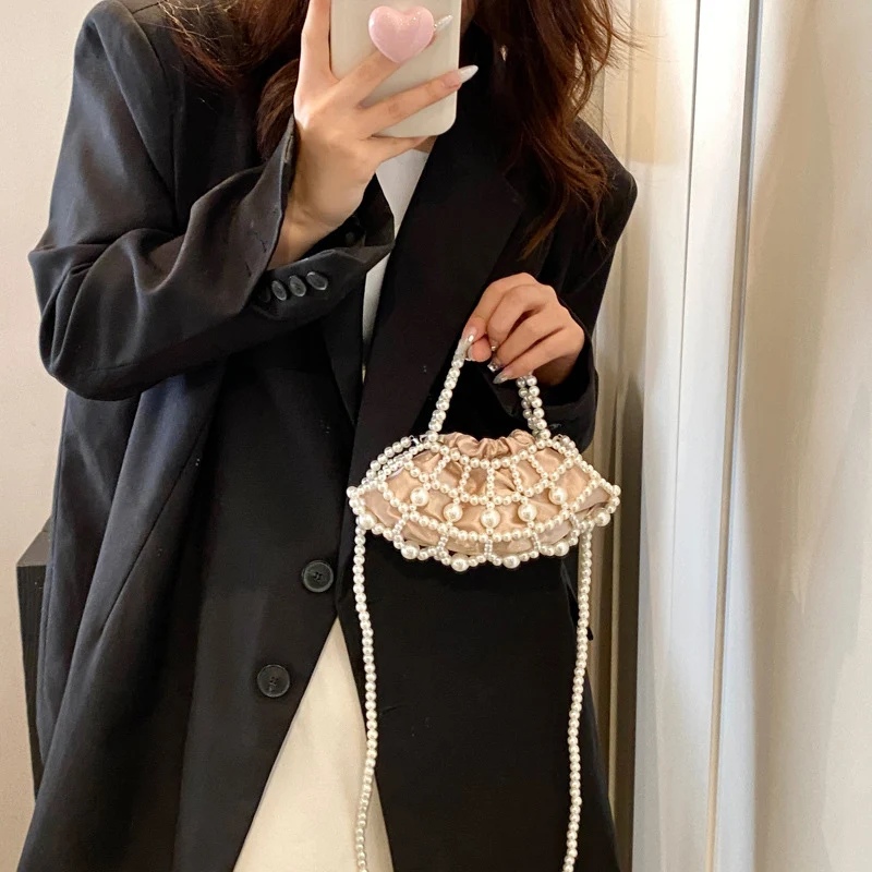 Perlenverzierte Abend-Clutch
