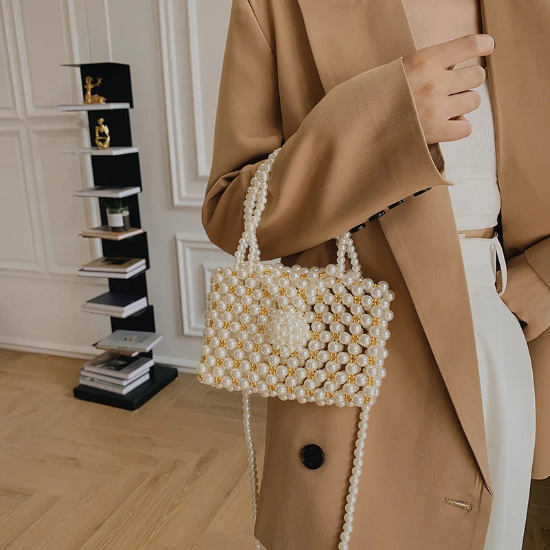 Perlenverzierte Handtasche