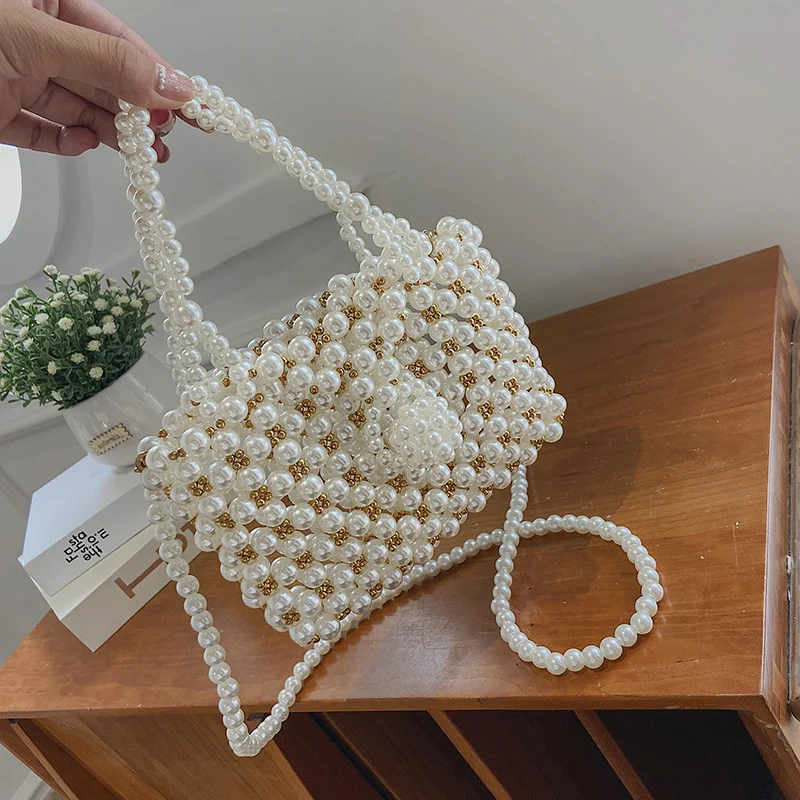 Perlenverzierte Handtasche