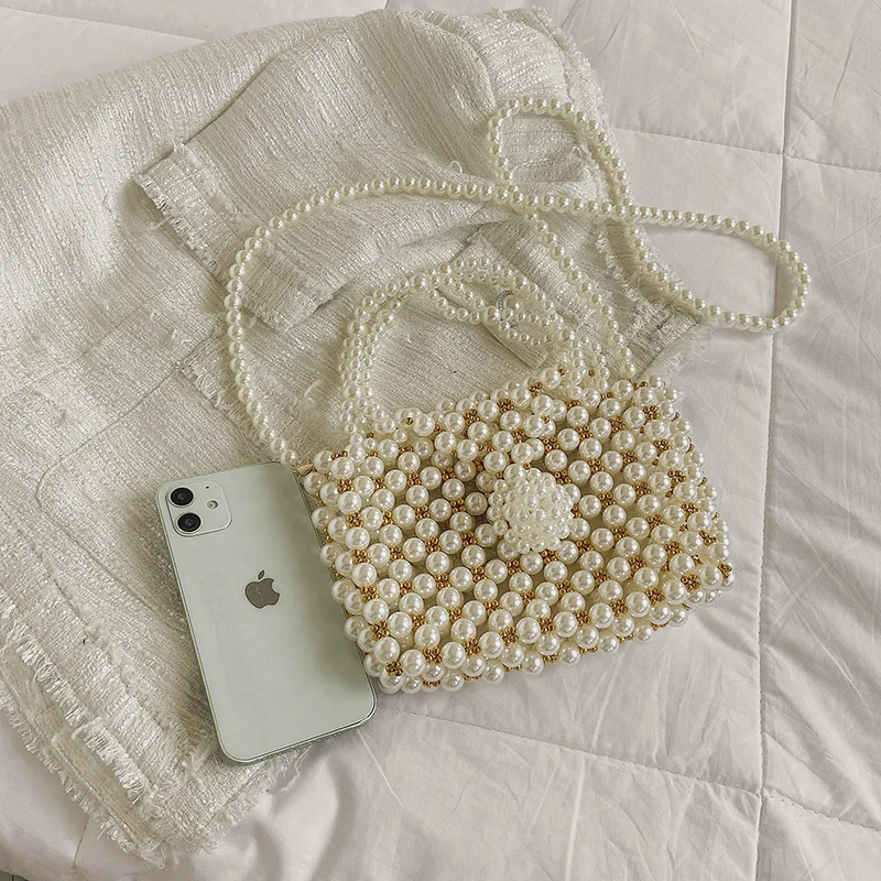 Perlenverzierte Handtasche