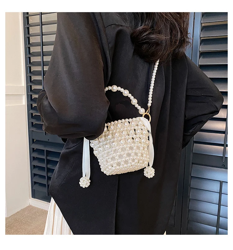 Perlenverzierte Bucket-Handtasche