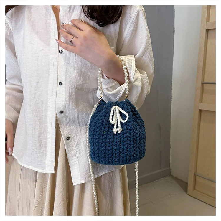 Stylische gestrickte Bucket-Handtasche
