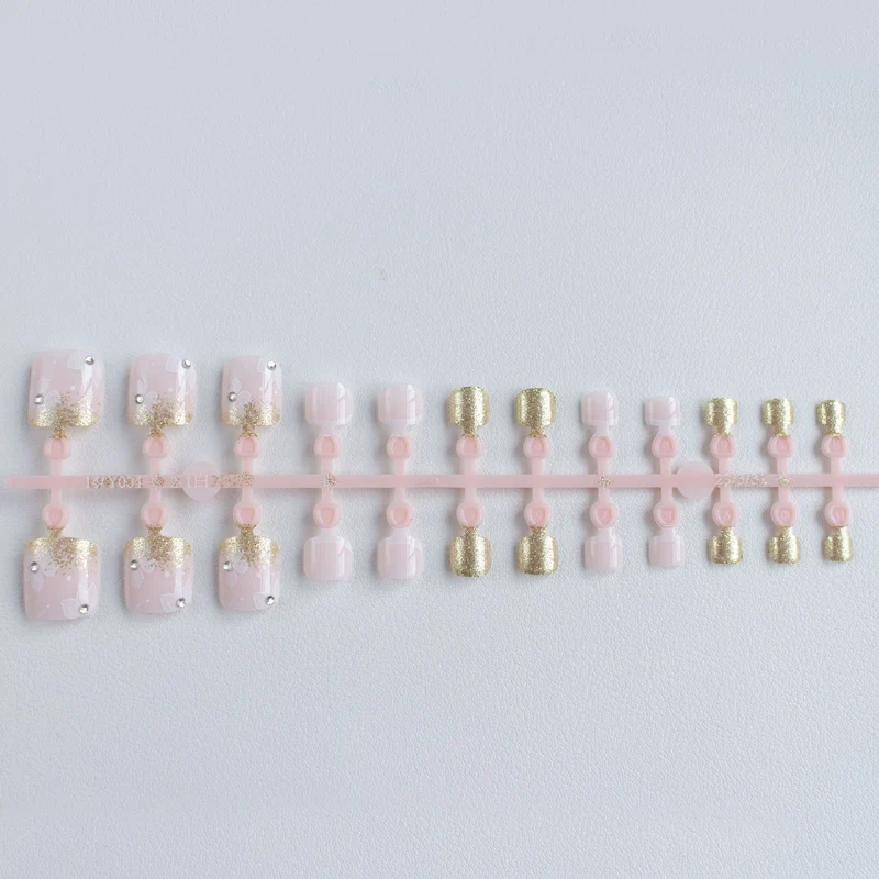 Elegante Blumengel-Nagelkunst