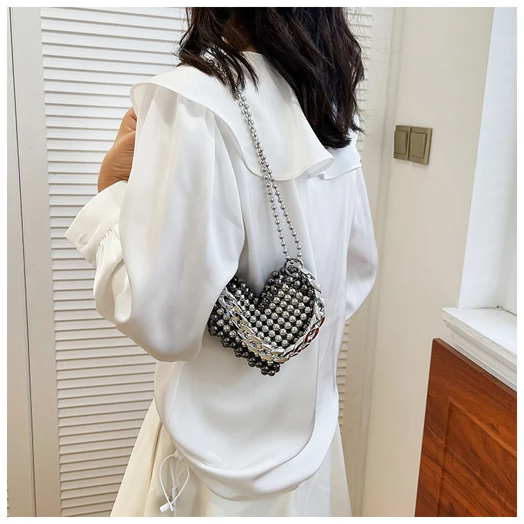 Herzförmige Perlen-Abend-Clutch