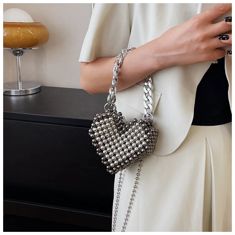 Herzförmige Perlen-Abend-Clutch