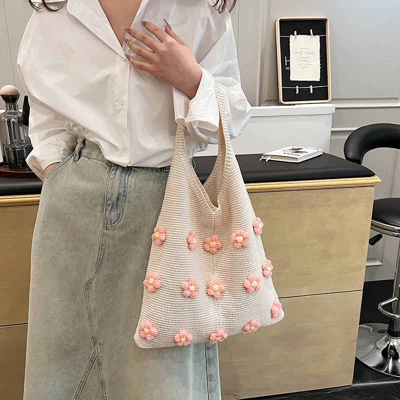 Handgefertigte gehäkelte Blumen-Tasche