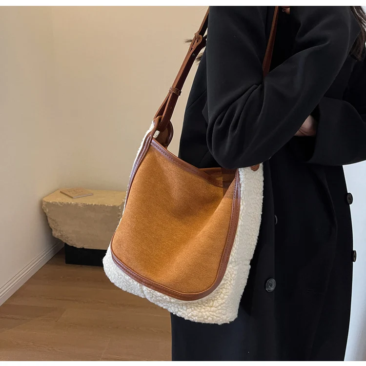 Suede Umhängetasche