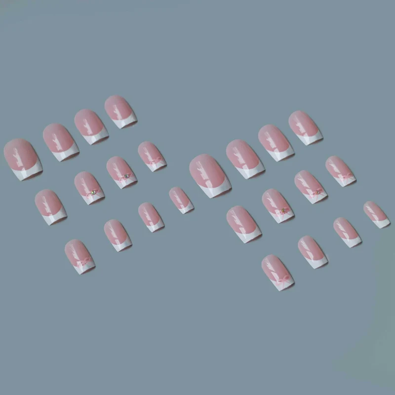 Elegantes French Tip Nagelkunstset mit zarten Schleifenakzenten