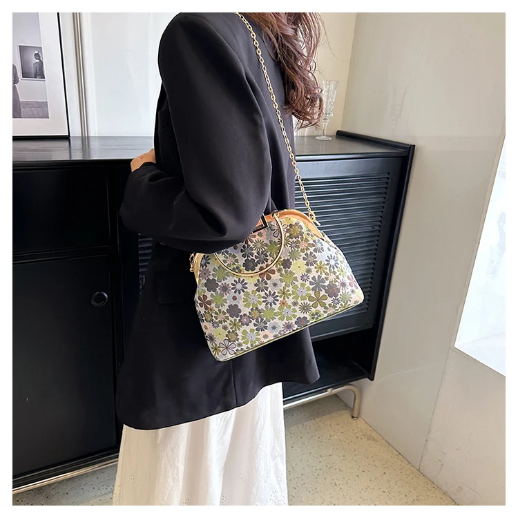 Blumengestickte Abendhandtasche