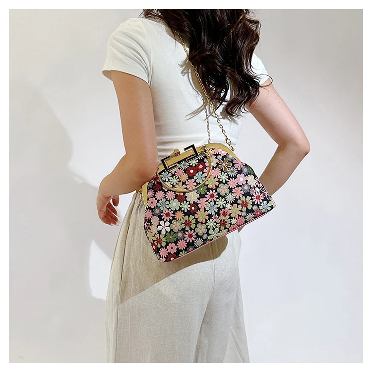 Blumengestickte Abendhandtasche