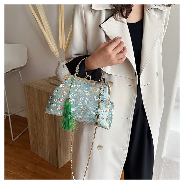 Floral gestickte Abend-Clutch