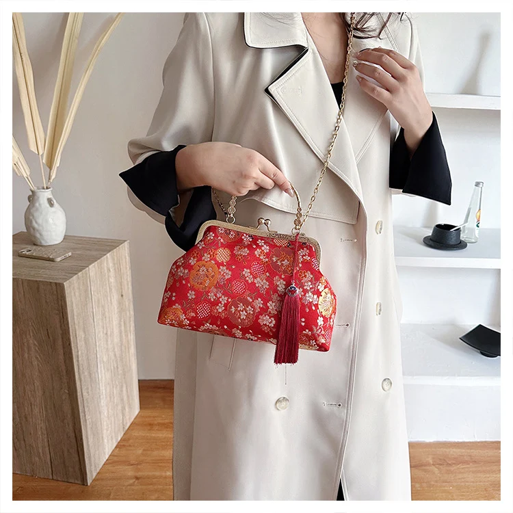 Floral gestickte Abend-Clutch