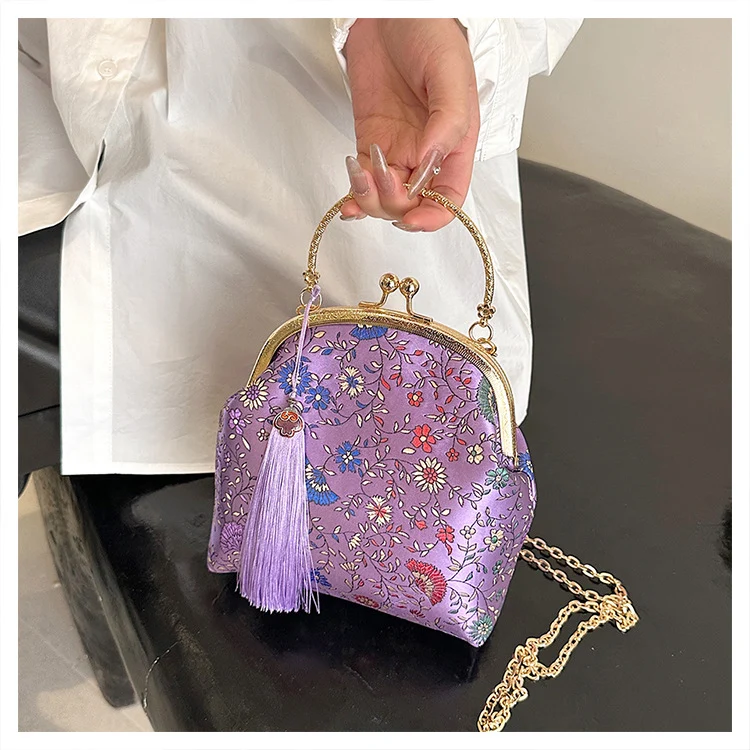 Blumenbestickte Clutch