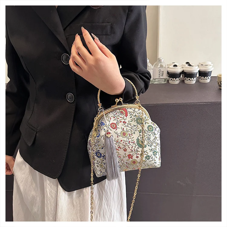 Blumenbestickte Clutch