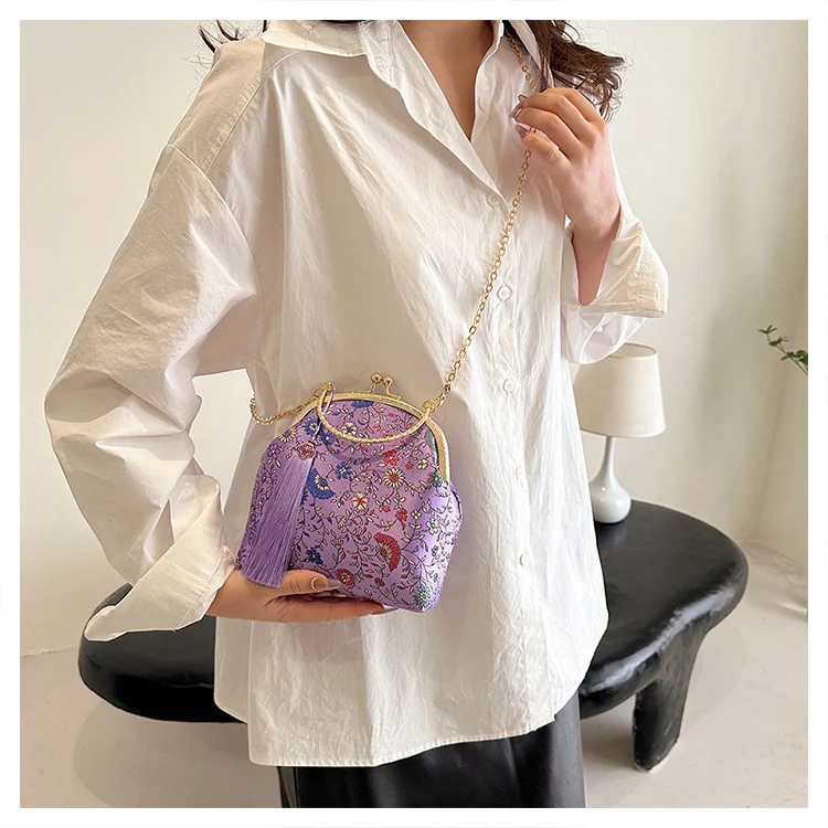 Blumenbestickte Clutch