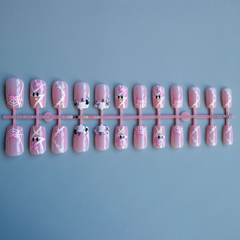 Dekoratives Nagelkunst-Set mit Schleife und Spinnennetzdesign