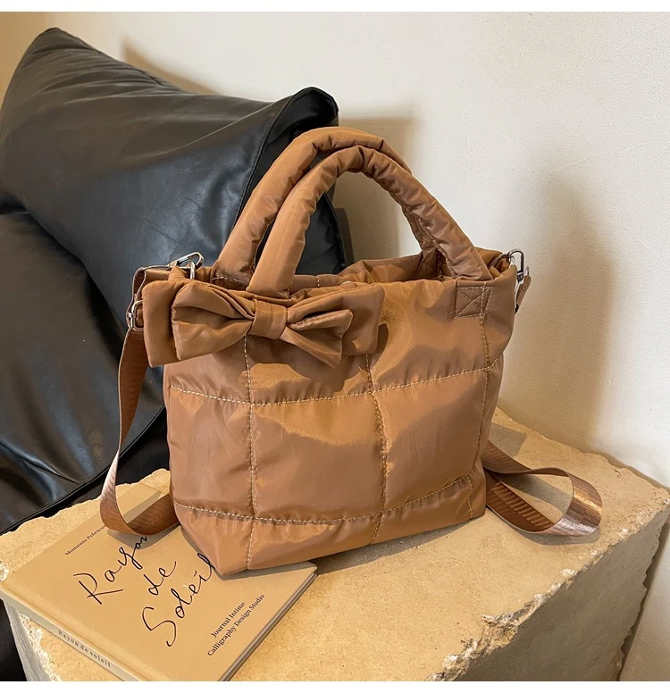 Modische Handtasche mit Schleifendetail