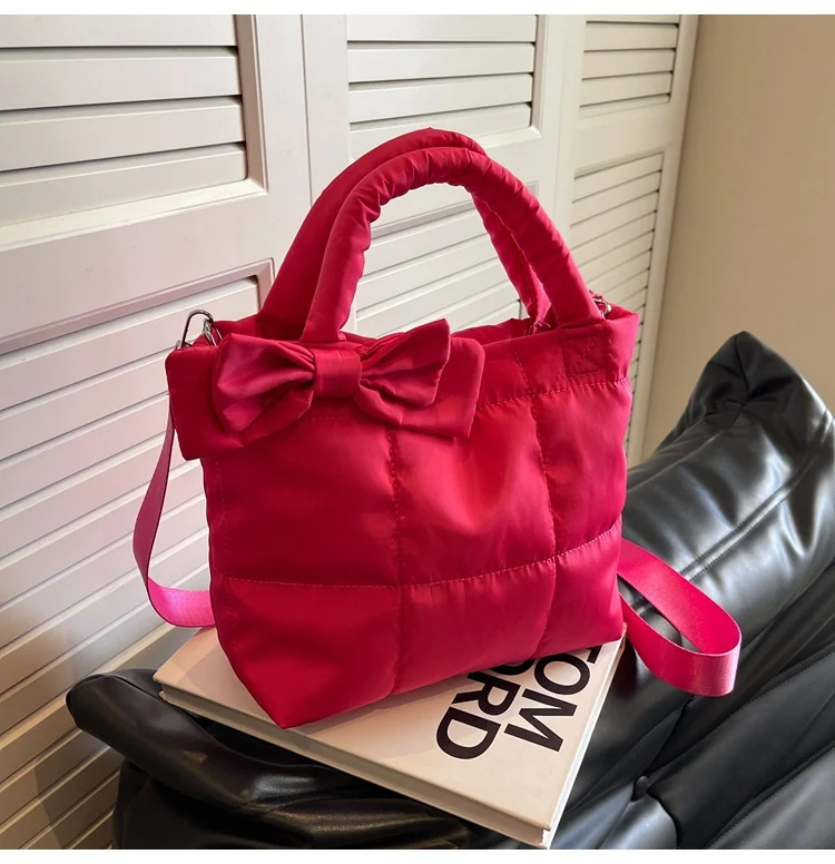 Modische Handtasche mit Schleifendetail
