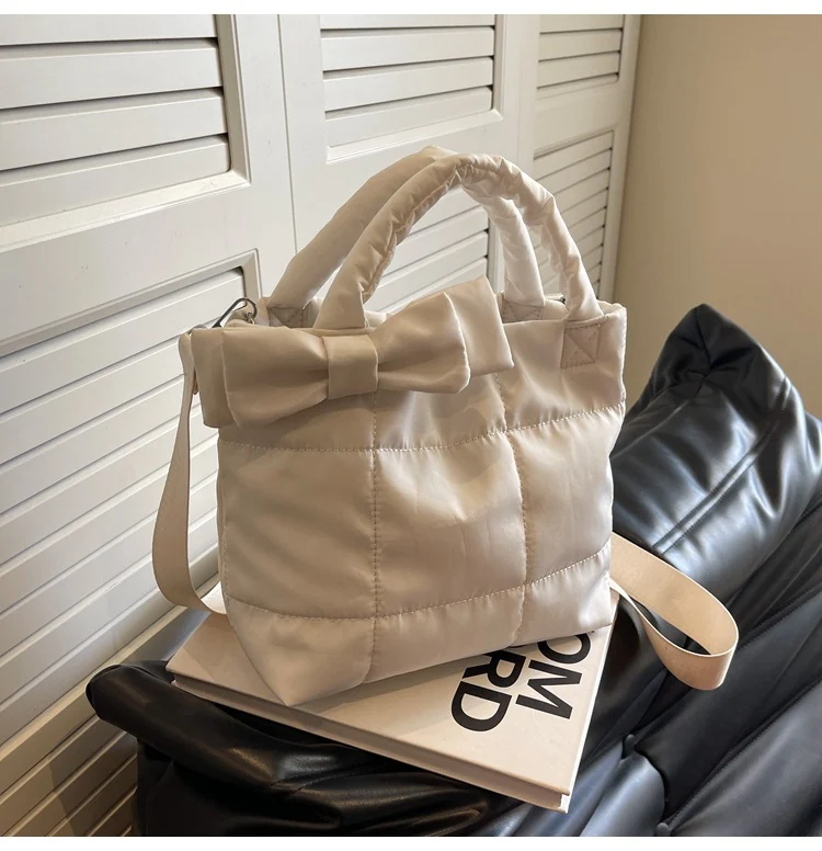 Modische Handtasche mit Schleifendetail