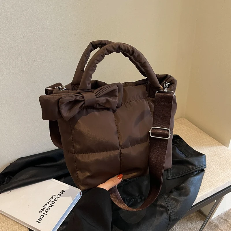 Modische Handtasche mit Schleifendetail